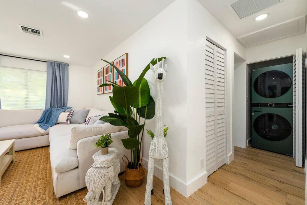 Tropical Jungle Pool House In West Palm Minutes From The Beach, Downtown, & Pbi! Casa de férias West Palm Beach
