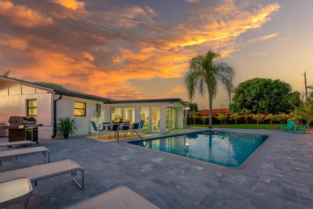 Casa de férias Tropical Jungle Pool House In West Palm Minutes From The Beach, Downtown, & Pbi!