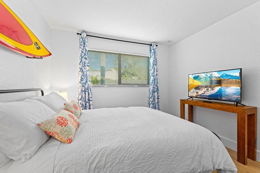 Casa de férias Tropical Jungle Pool House In West Palm Minutes From The Beach, Downtown, & Pbi!