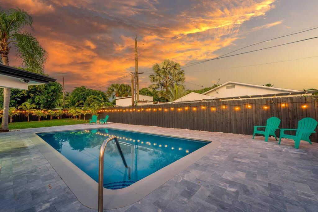 Casa de férias Tropical Jungle Pool House In West Palm Minutes From The Beach, Downtown, & Pbi! *