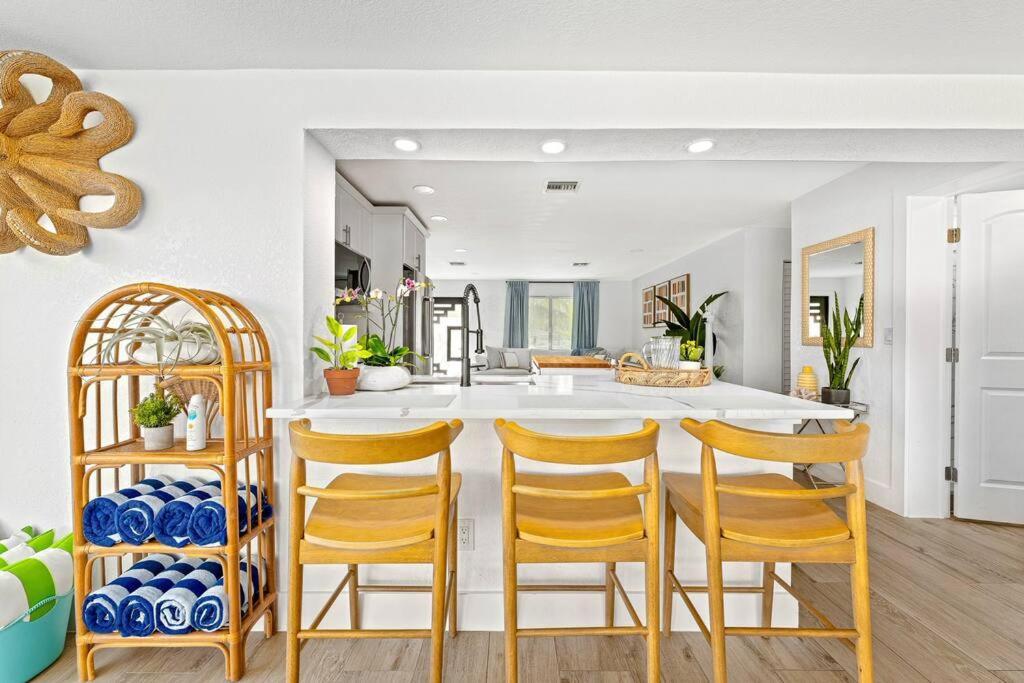 Tropical Jungle Pool House In West Palm Minutes From The Beach, Downtown, & Pbi! * West Palm Beach