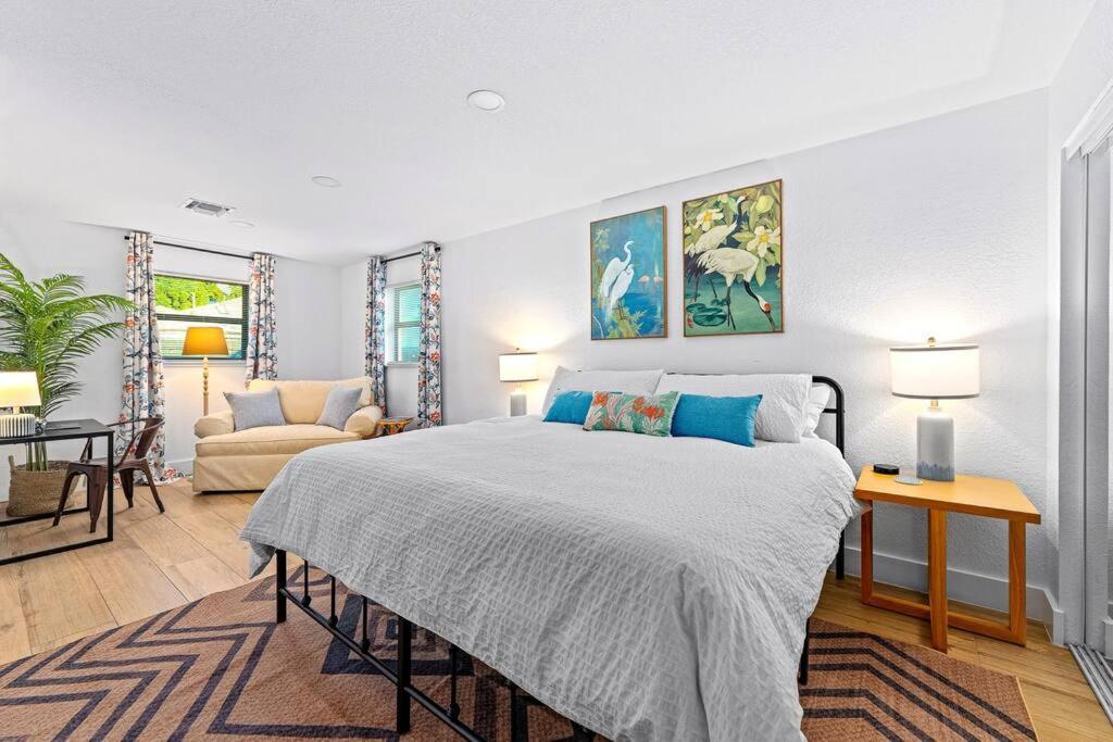 Casa de férias Tropical Jungle Pool House In West Palm Minutes From The Beach, Downtown, & Pbi!