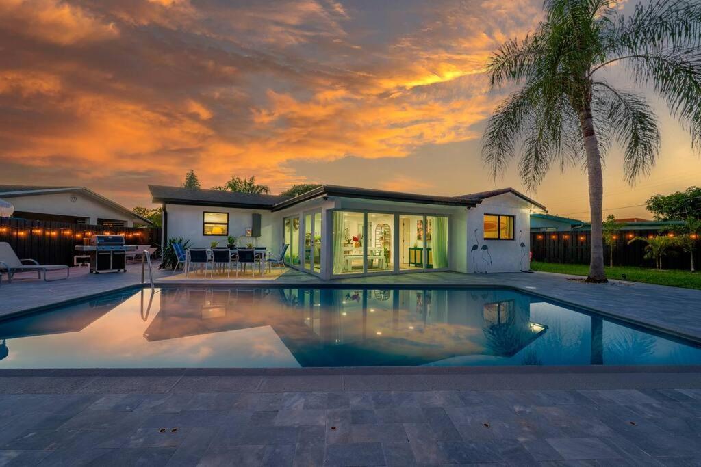Tropical Jungle Pool House In West Palm Minutes From The Beach, Downtown, & Pbi! Casa de férias West Palm Beach