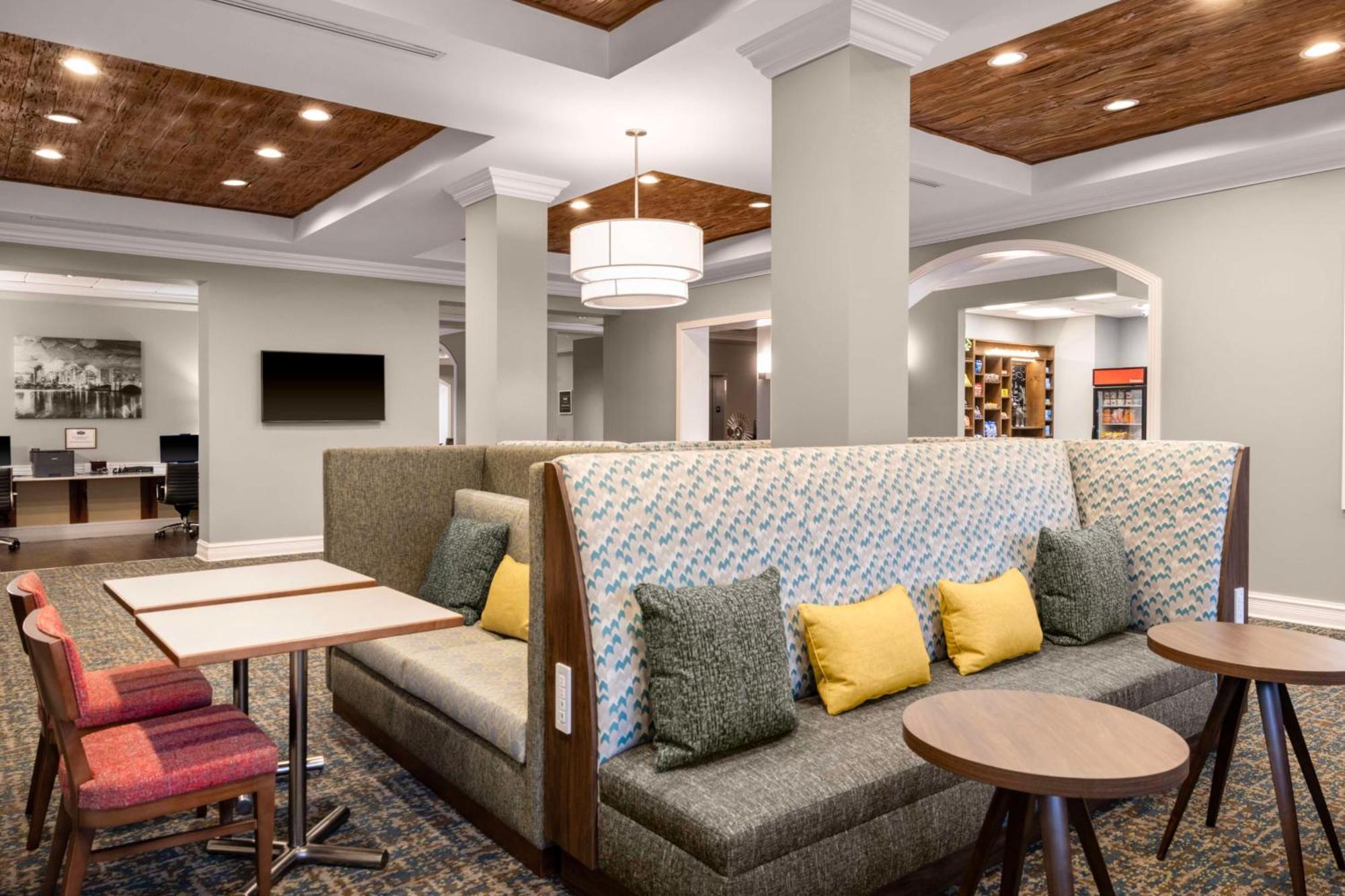 Hampton West Palm Airport 4*