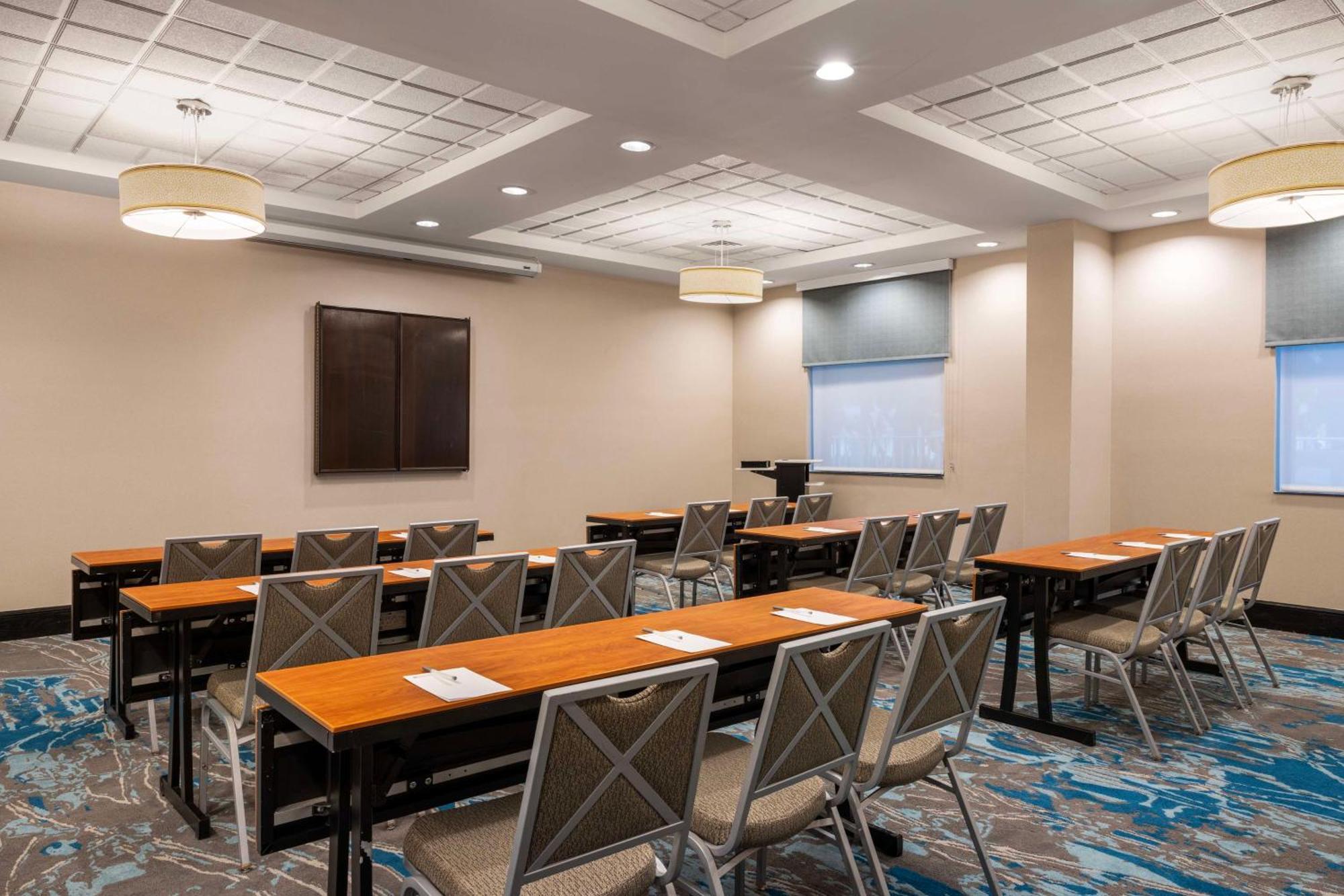 Hotel Hilton Garden Airport 3*