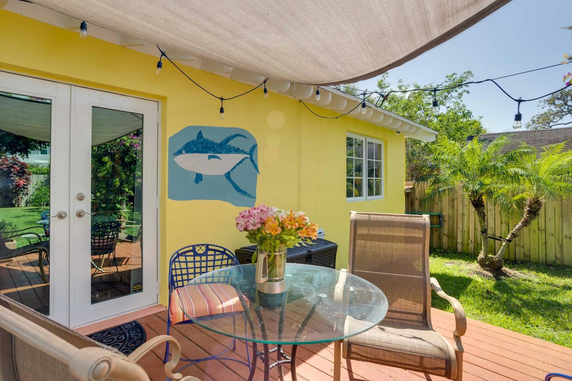 Casa de férias West Palm With Fenced-in Yard And Deck!