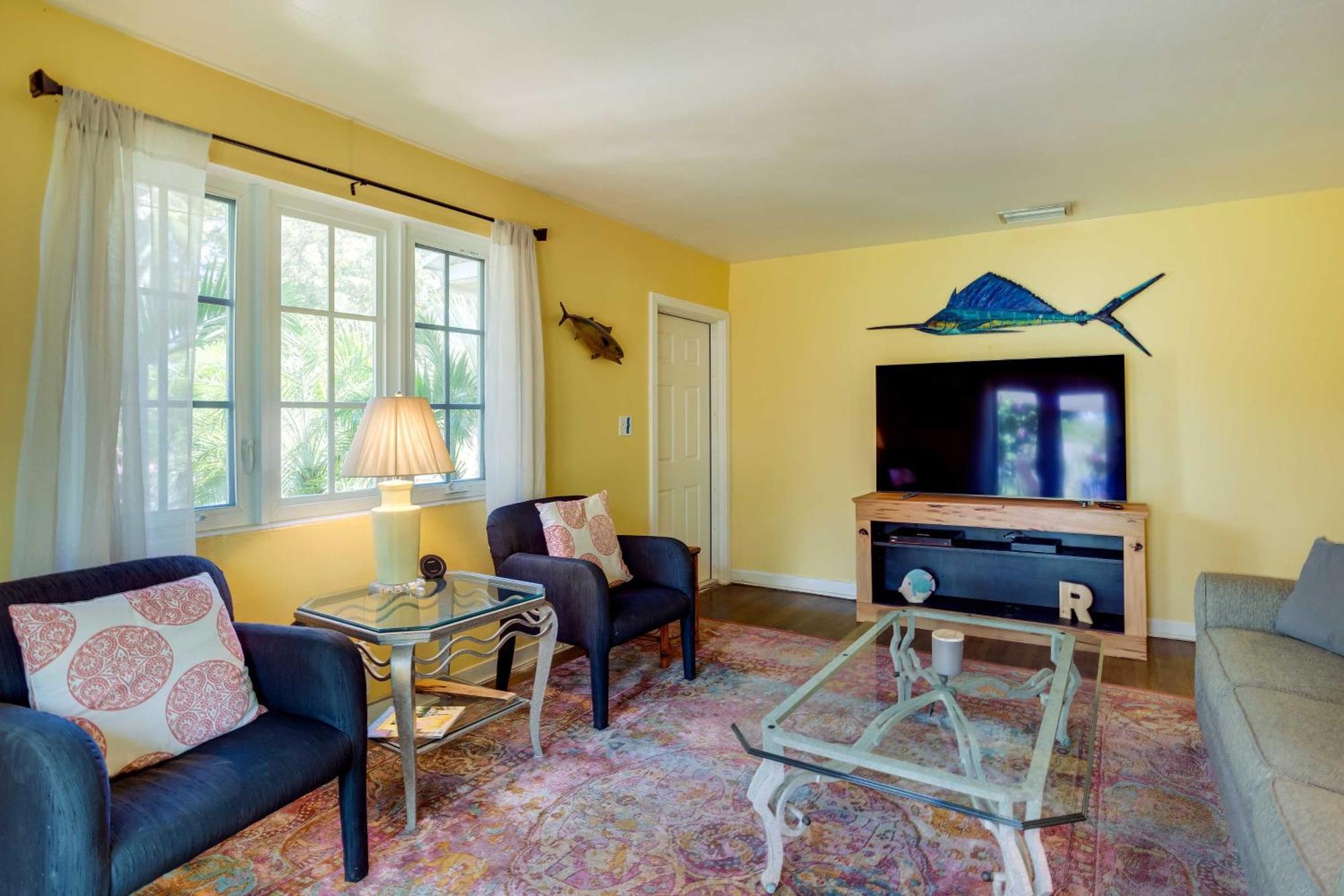 West Palm With Fenced-in Yard And Deck! *