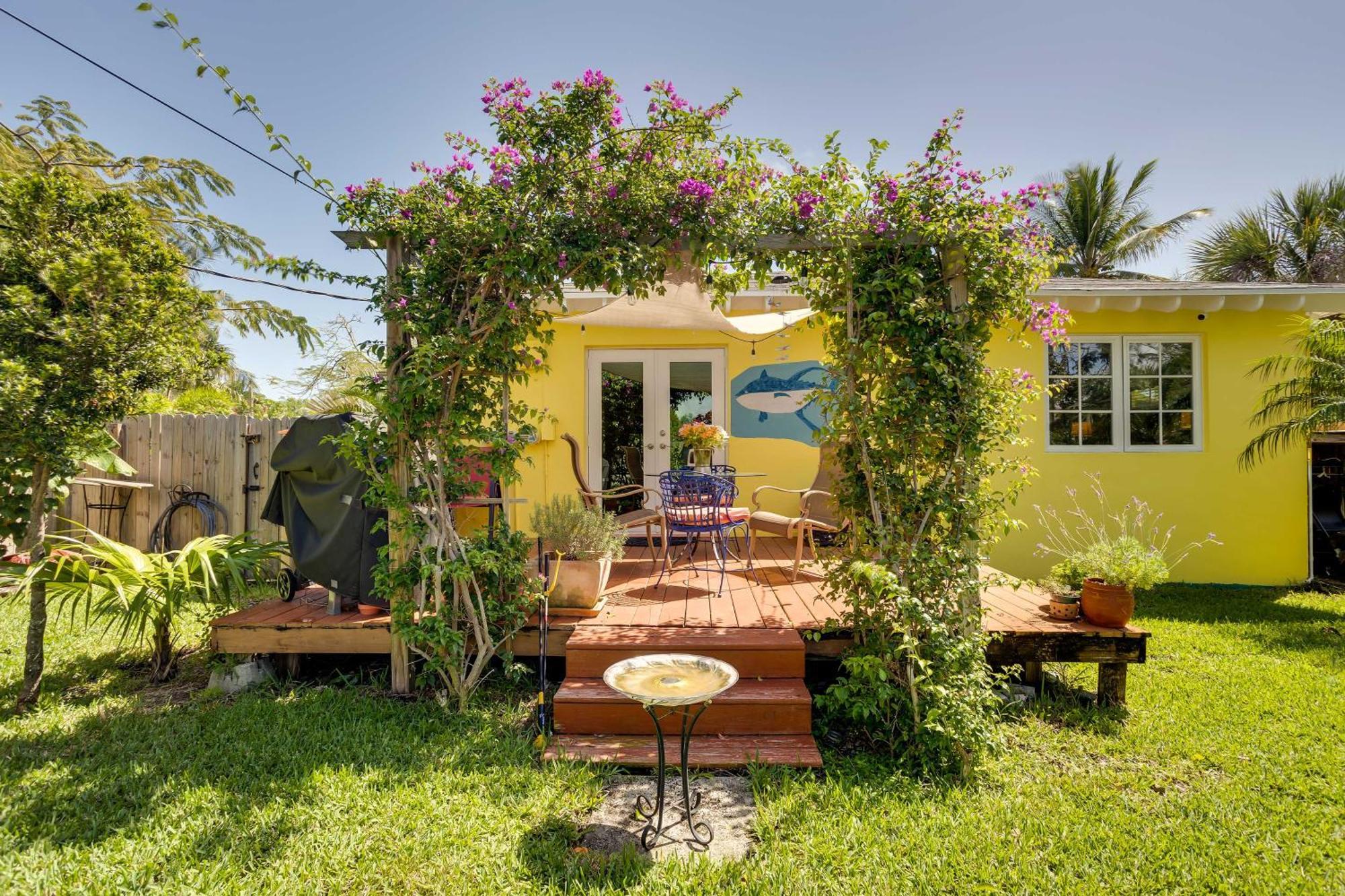 West Palm With Fenced-in Yard And Deck! West Palm Beach