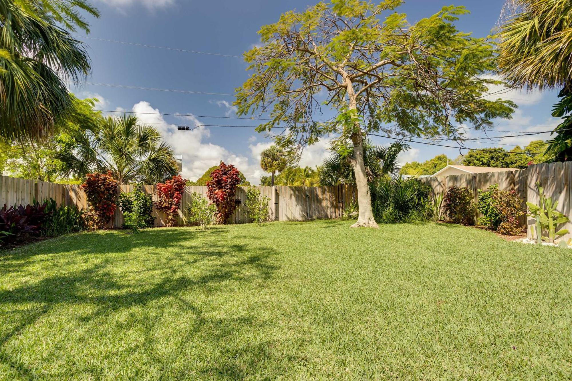 West Palm With Fenced-in Yard And Deck! Casa de férias