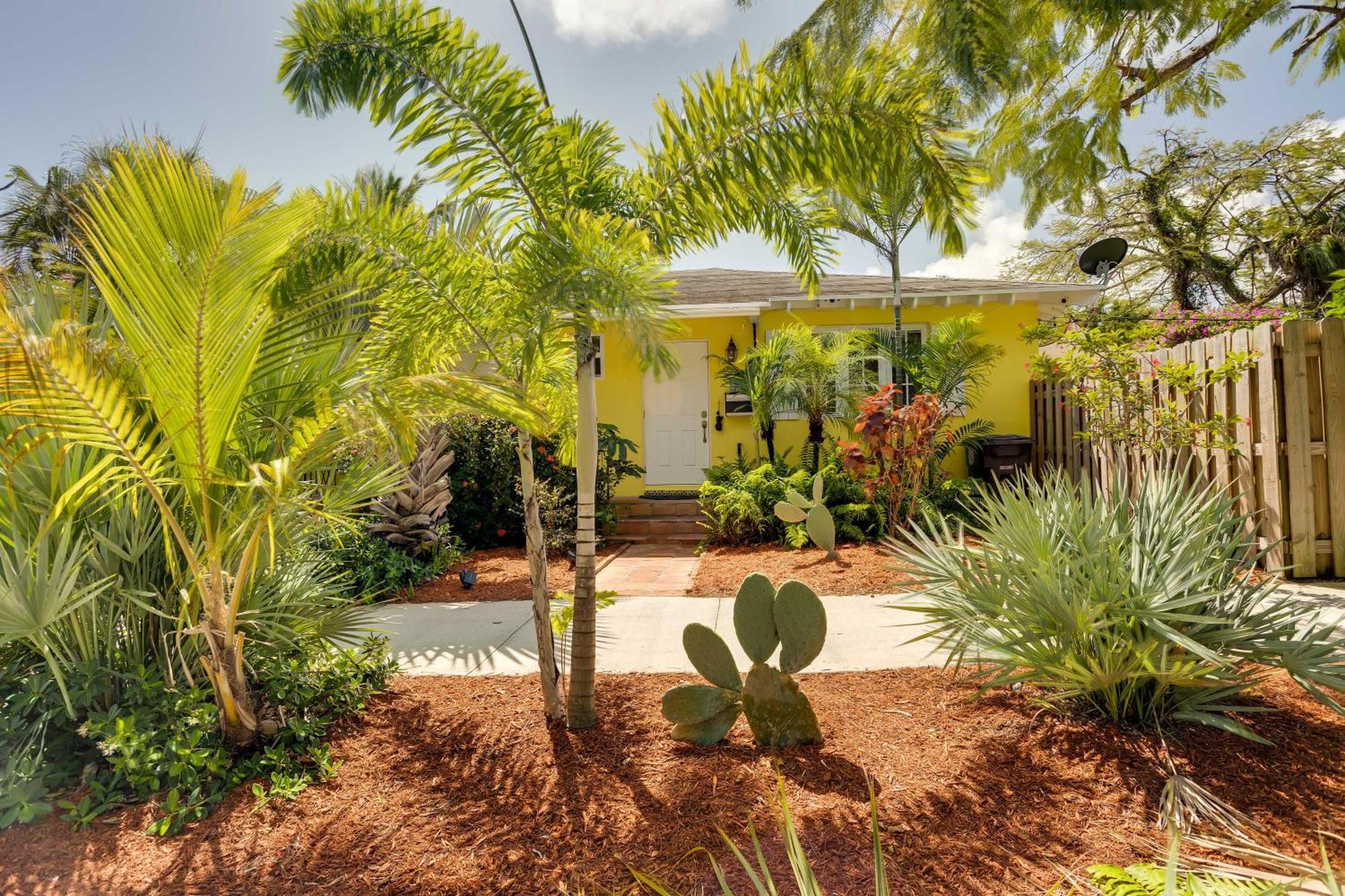 West Palm With Fenced-in Yard And Deck! * West Palm Beach