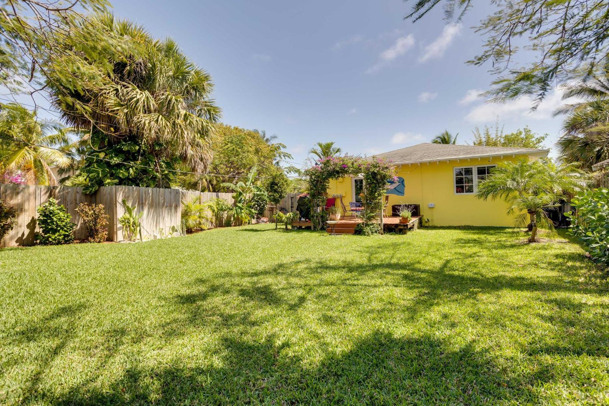 West Palm With Fenced-in Yard And Deck! *
