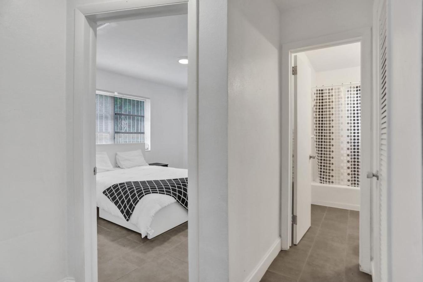2 Bedroom Retreat West Palm Art * West Palm Beach