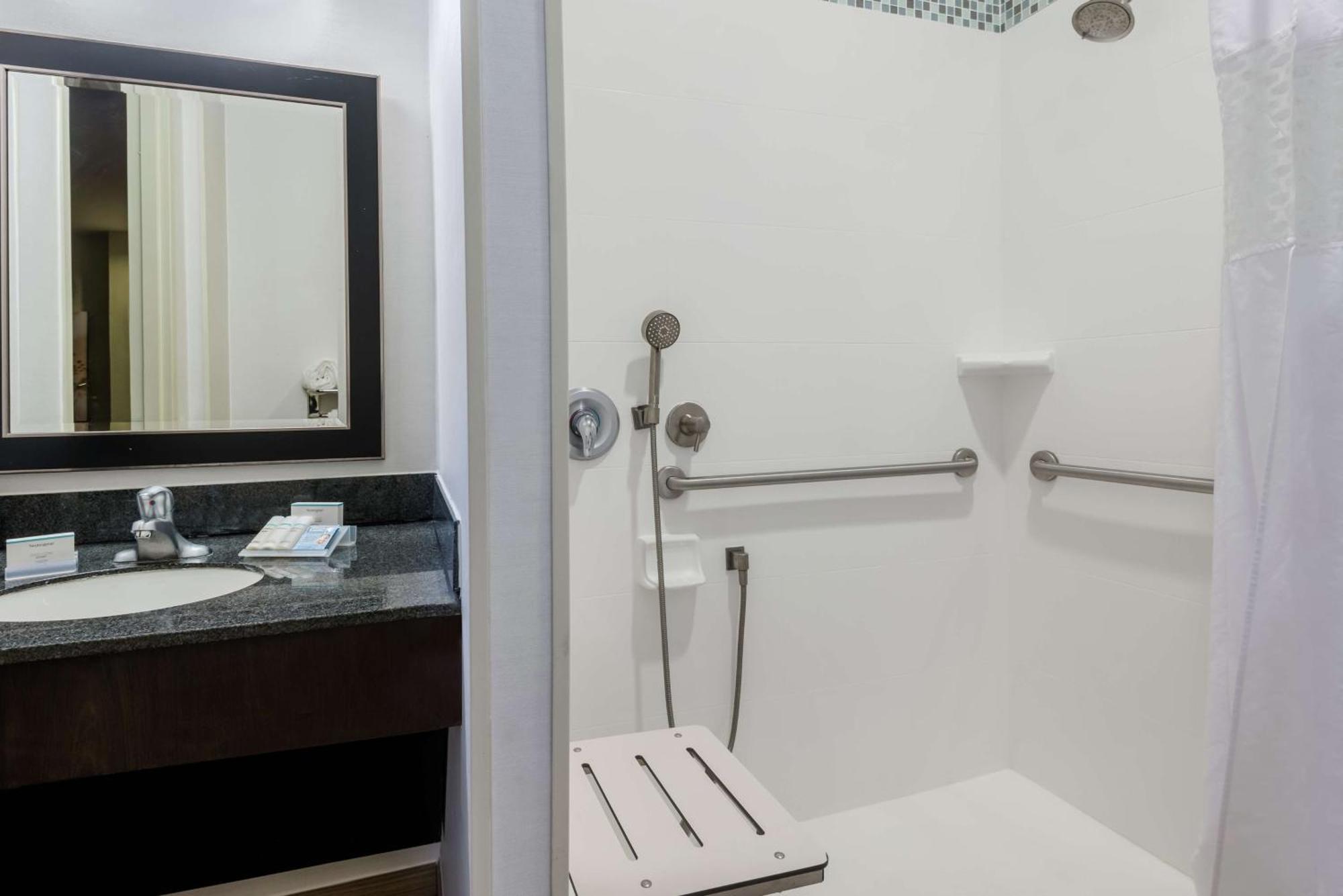 Hilton Garden Airport 3*