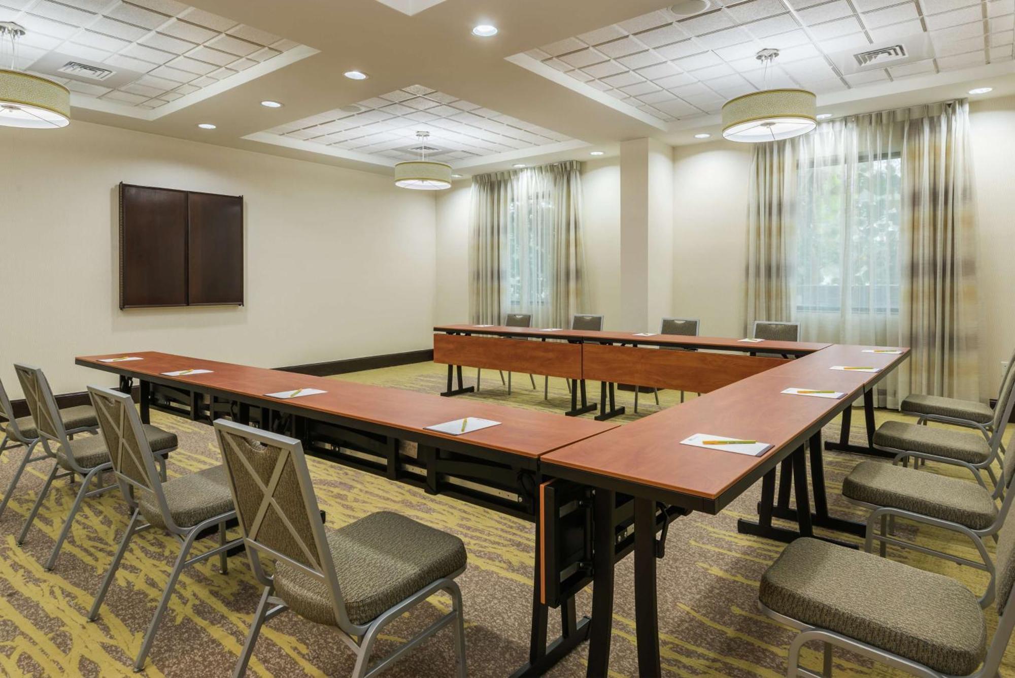 Hilton Garden Airport 3*