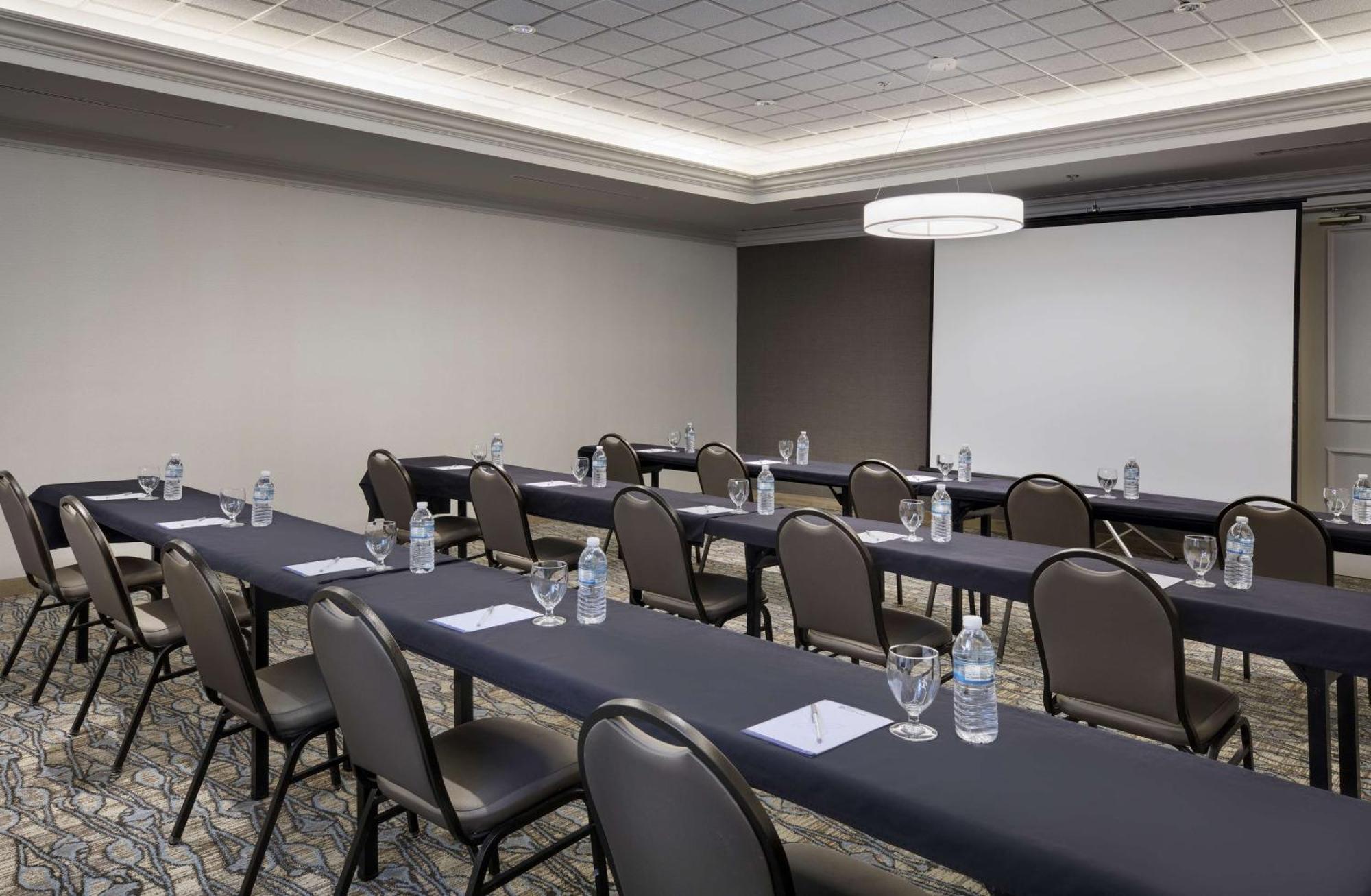 Hampton West Palm Airport Hotel 4*