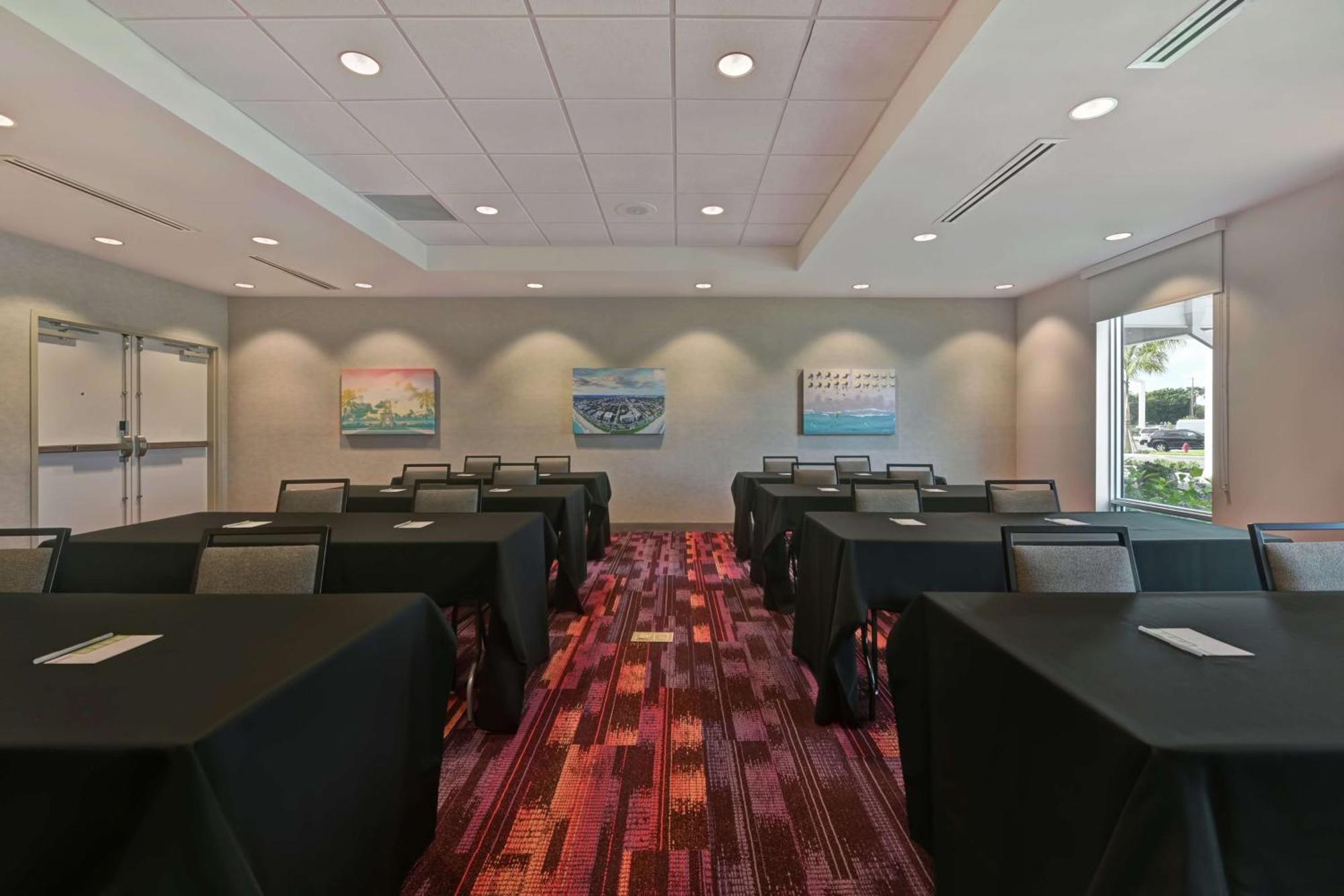 Hotel Home2 By Hilton West Palm Airport 3*