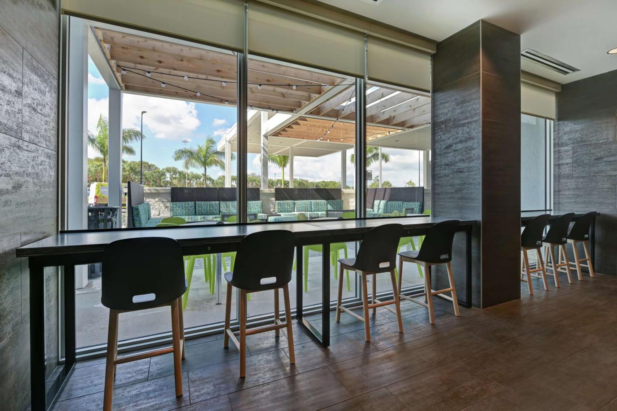 Hotel Home2 By Hilton West Palm Airport