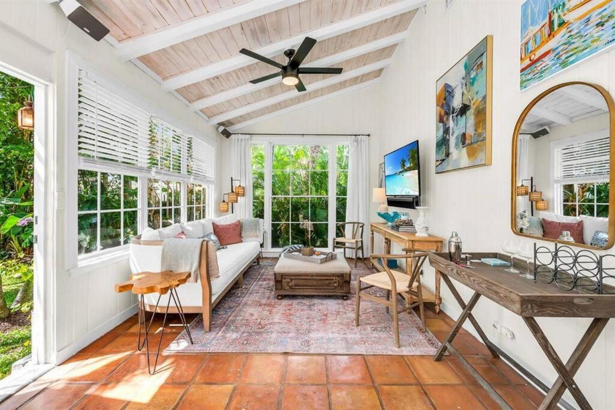 Tropical Estate W/ & Pool. Sleeps 8! West Palm Beach