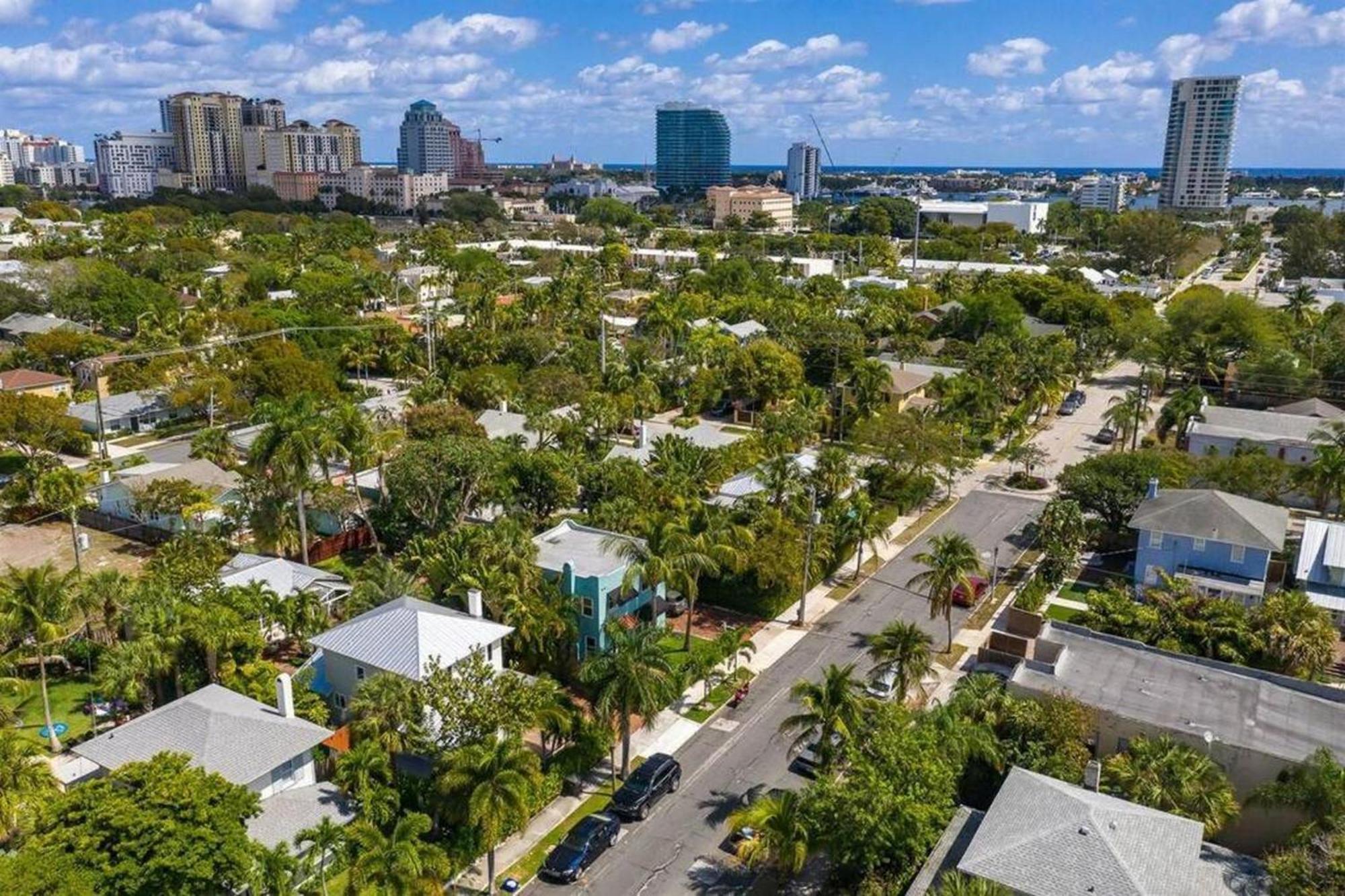 Villa Tropical Estate W/ & Pool. Sleeps 8! West Palm Beach