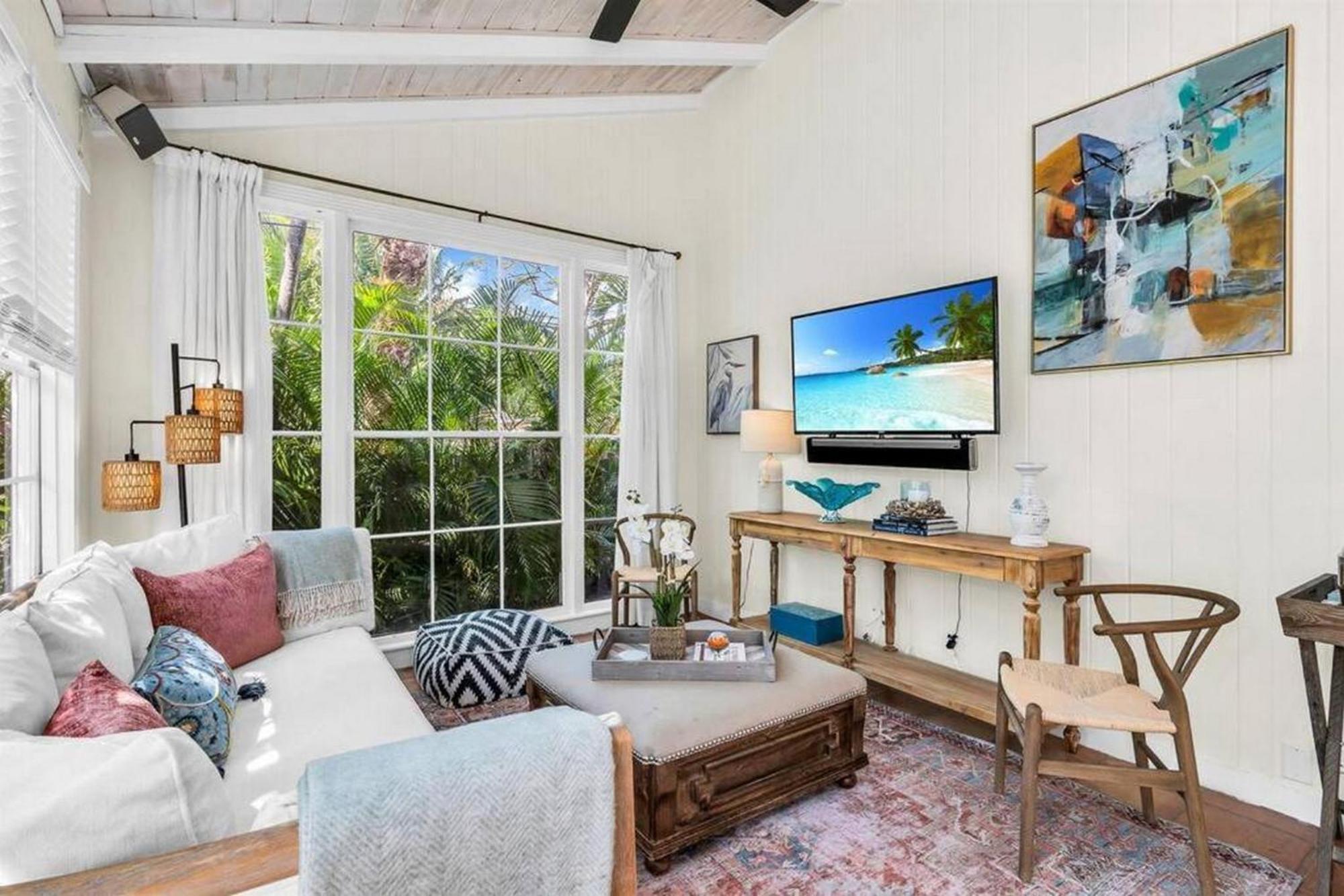 Villa Tropical Estate W/ & Pool. Sleeps 8! *