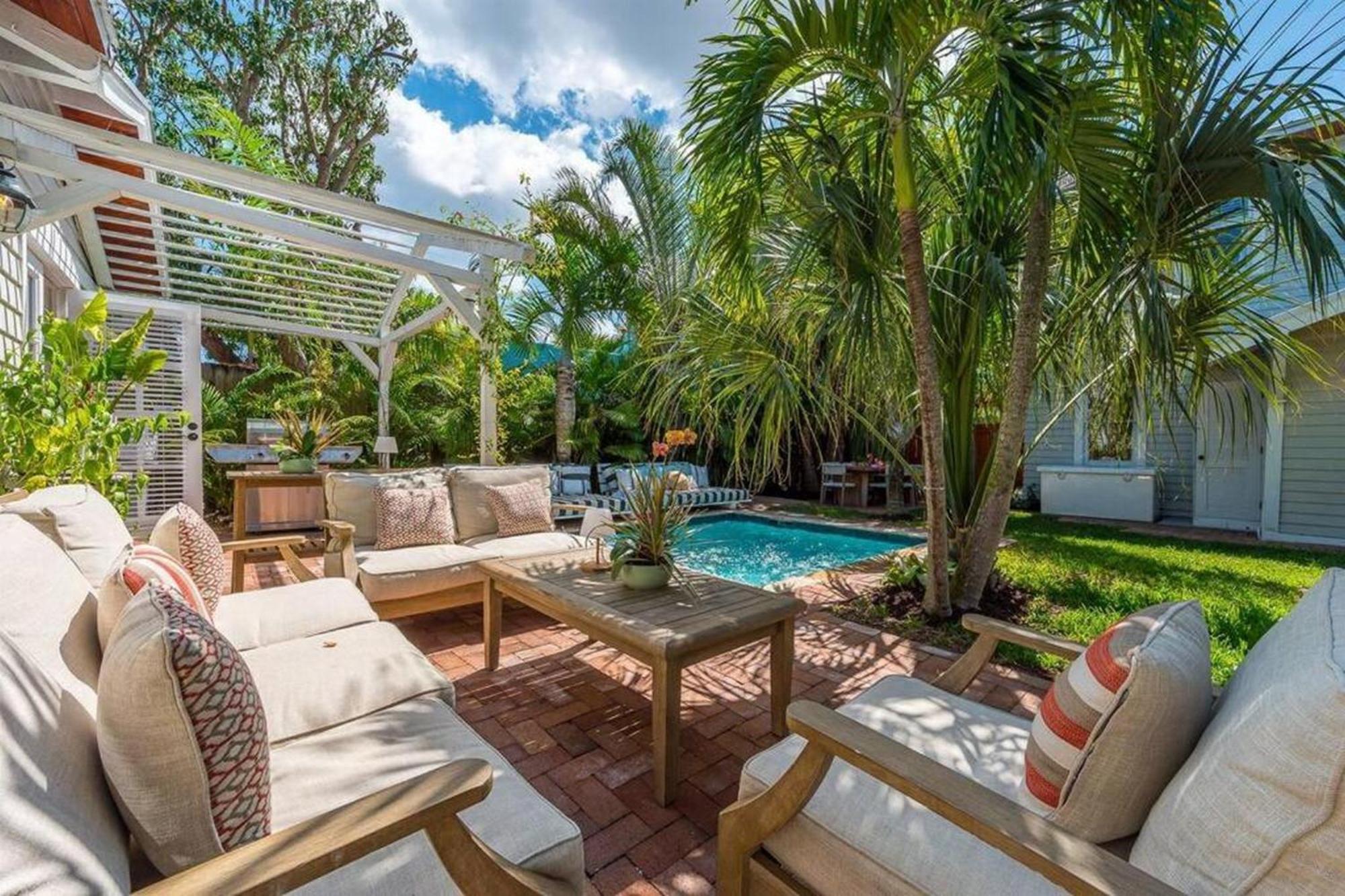 Villa Tropical Estate W/ & Pool. Sleeps 8! West Palm Beach