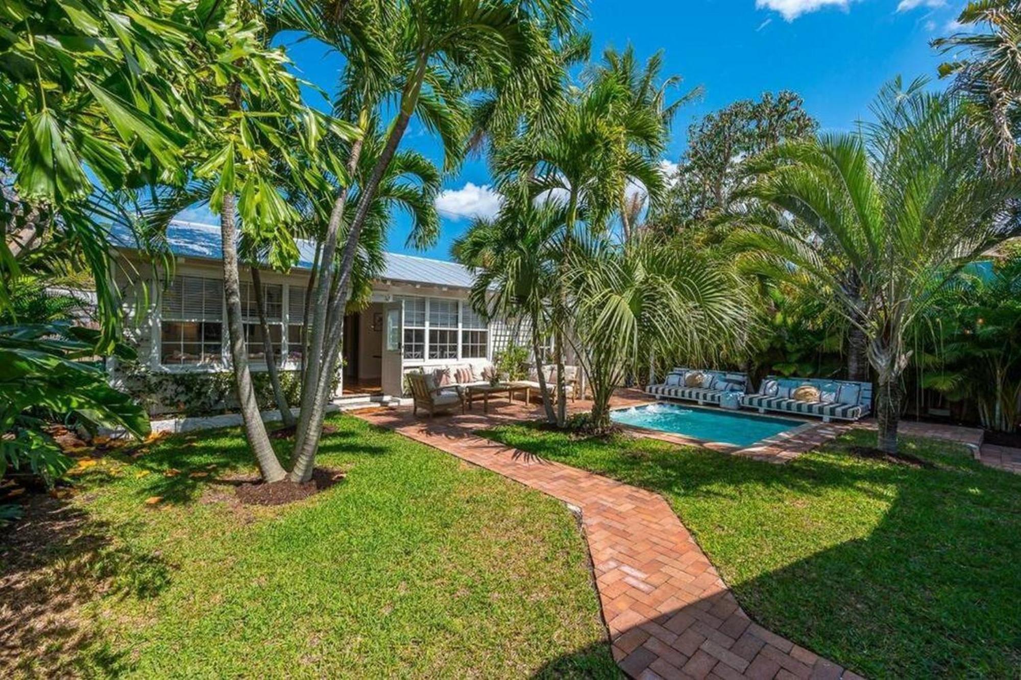 Tropical Estate W/ & Pool. Sleeps 8! Villa *
