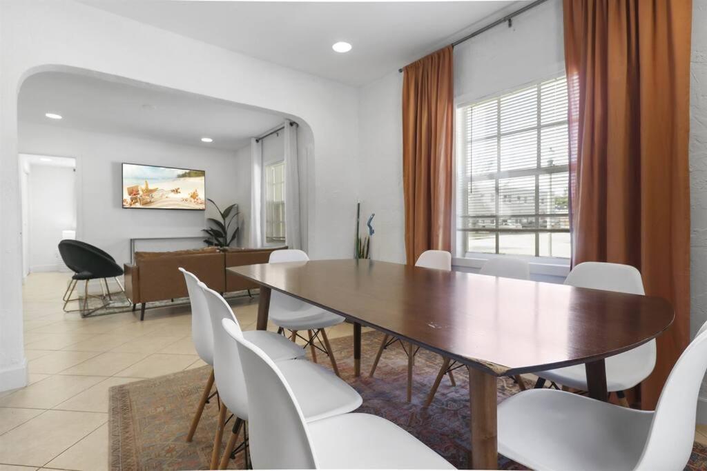 Palm Wave Says - Quiet House In Area Apartment