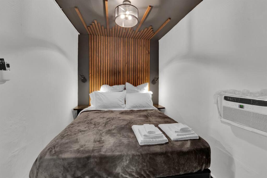 Designer Spot - No Extra Fees - Palm Wave Says Apartment