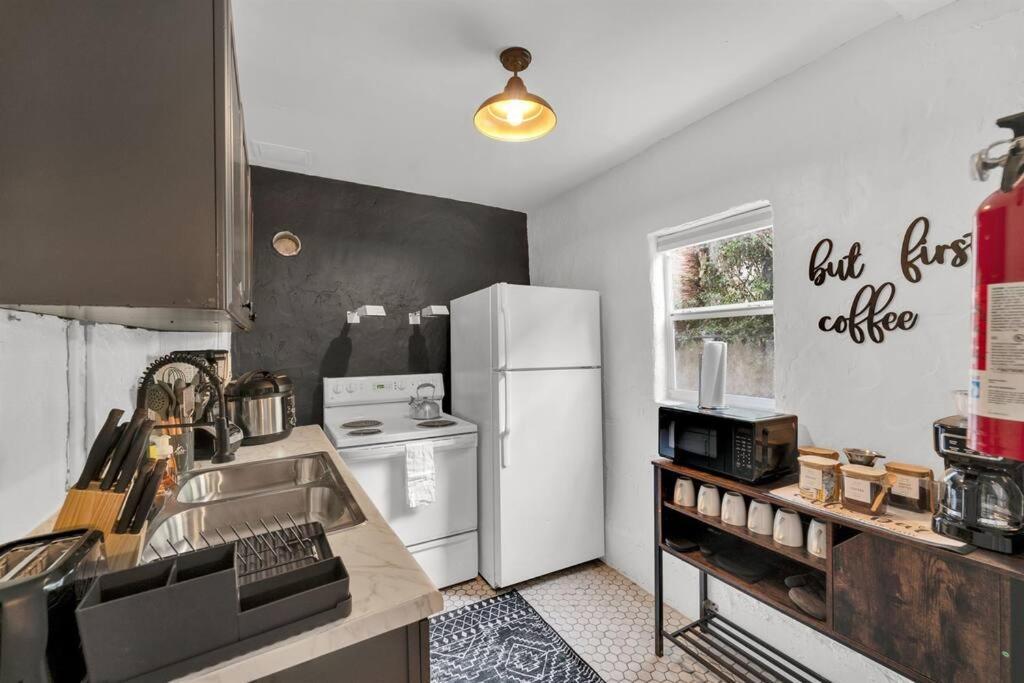 Designer Spot - No Extra Fees - Palm Wave Says Apartment West Palm Beach