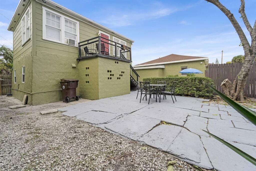Designer Spot - No Extra Fees - Palm Wave Says Apartment