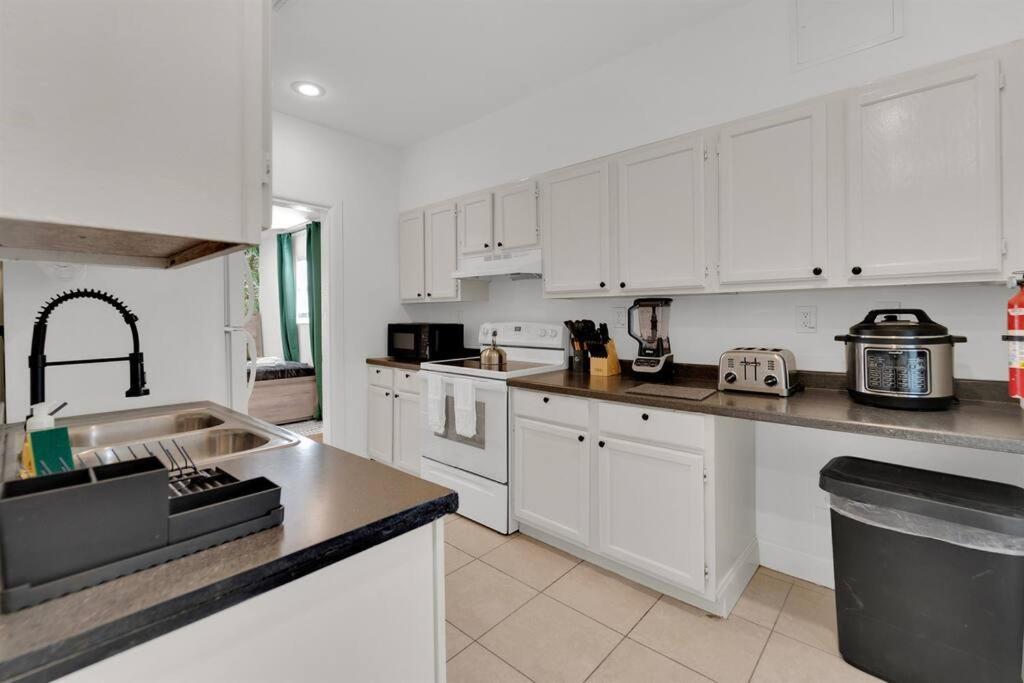 Apartment Palm Wave Says - Designers - No Extra Fees