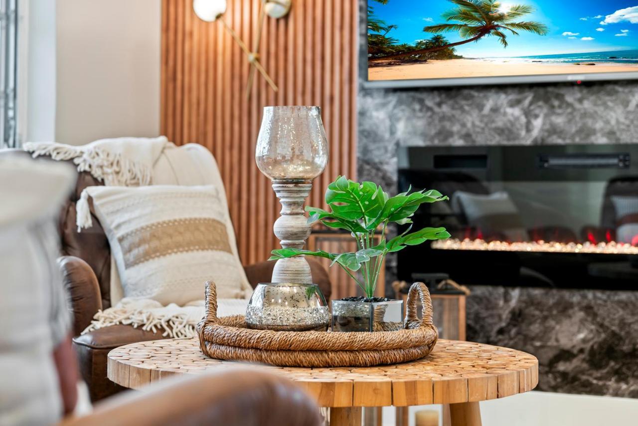 Paradise Villa! Heated Pool, Game Room, Near!