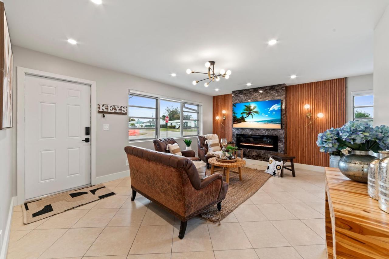 Paradise Villa! Heated Pool, Game Room, Near!