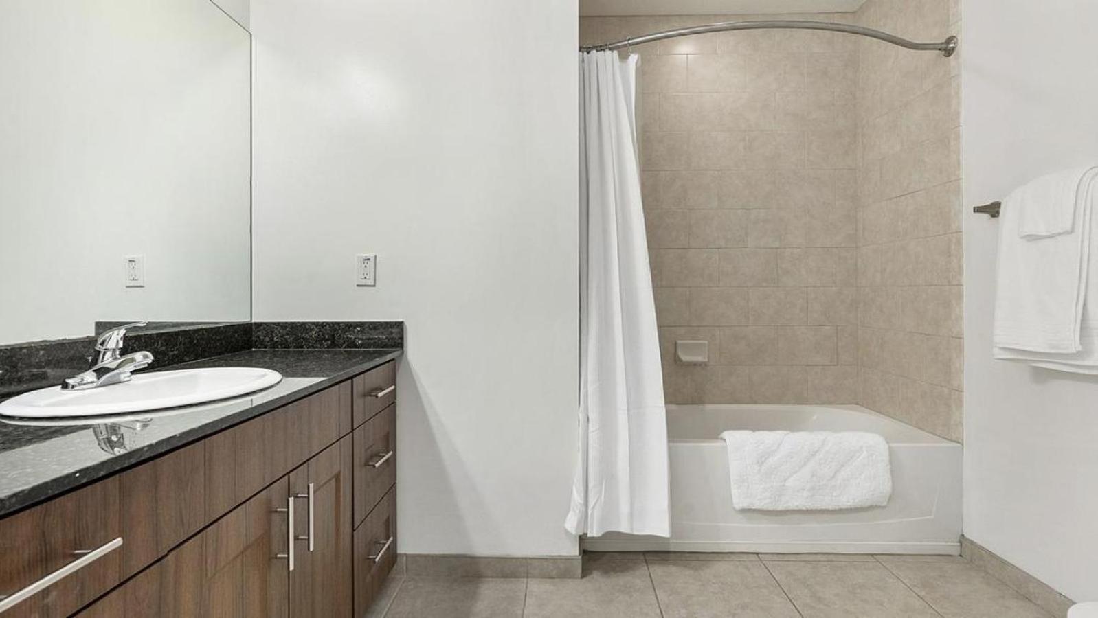 Landing Modern With Amazing Amenities Apartment