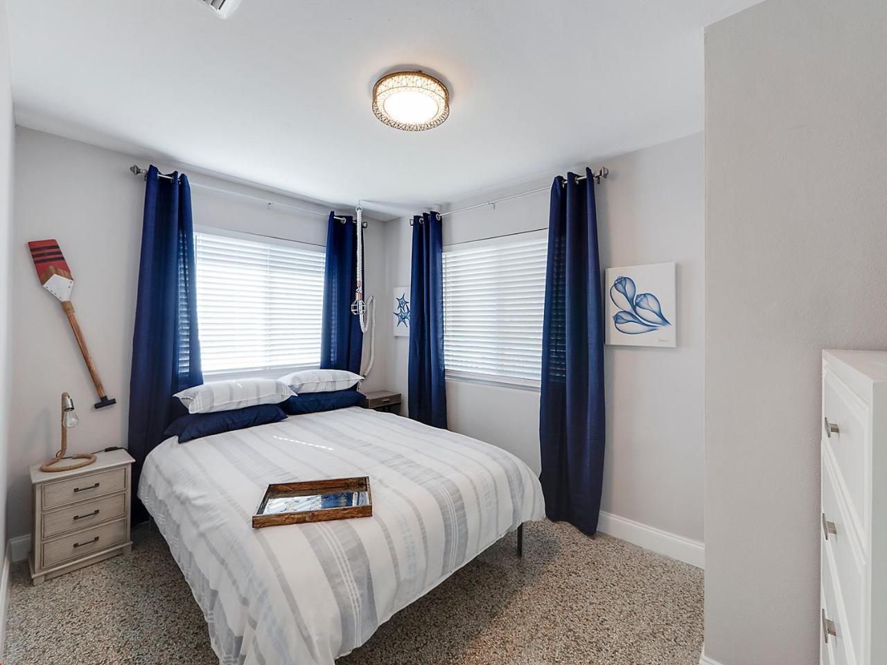 Beautiful 1 Bedroom Steps To The Beach! West Palm Beach