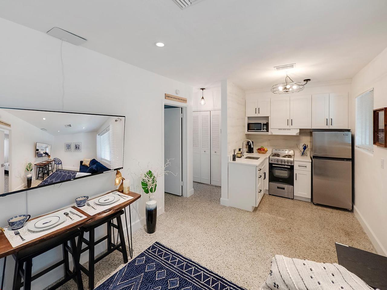 Apartment Beautiful 1 Bedroom Steps To The Beach!