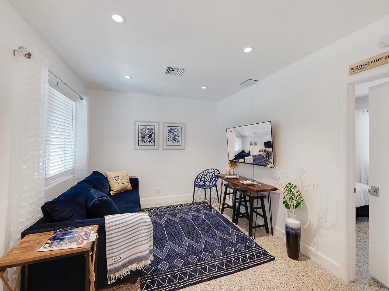 Apartment Beautiful 1 Bedroom Steps To The Beach! *