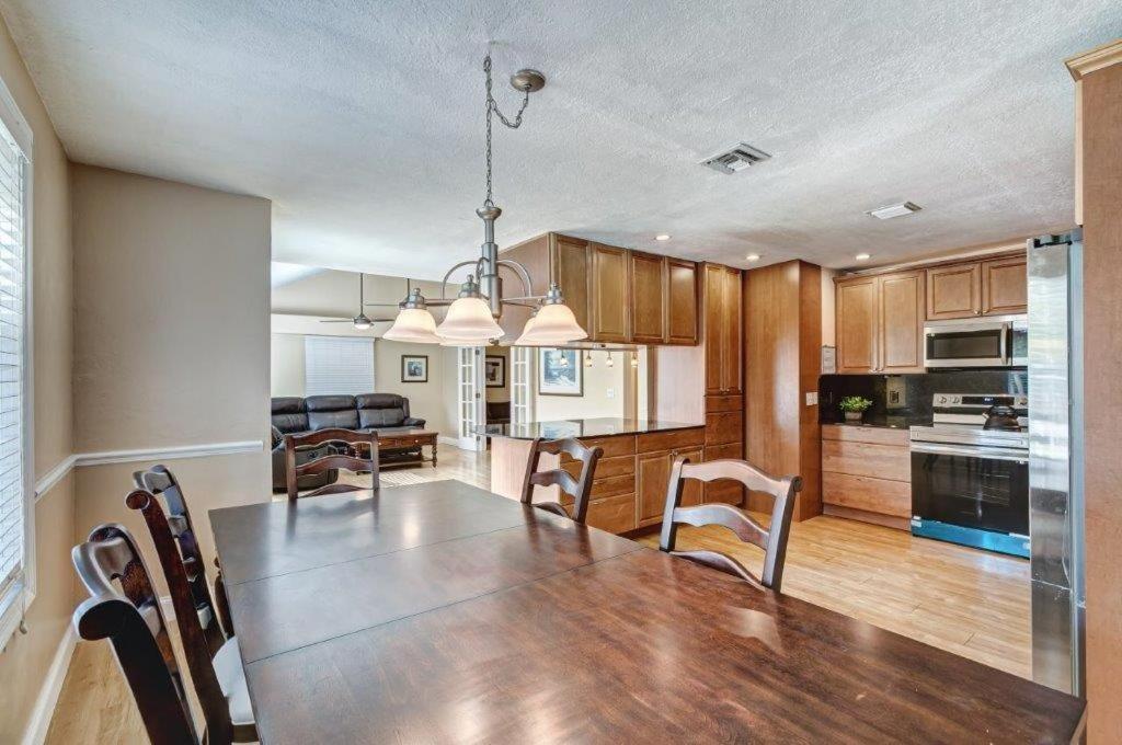 Beautifully Renovated 5 Bedroom With West Palm Beach