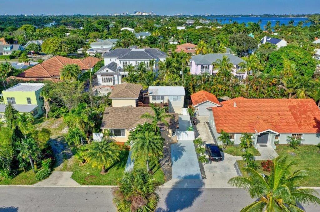 Beautifully Renovated 5 Bedroom With Holiday home West Palm Beach