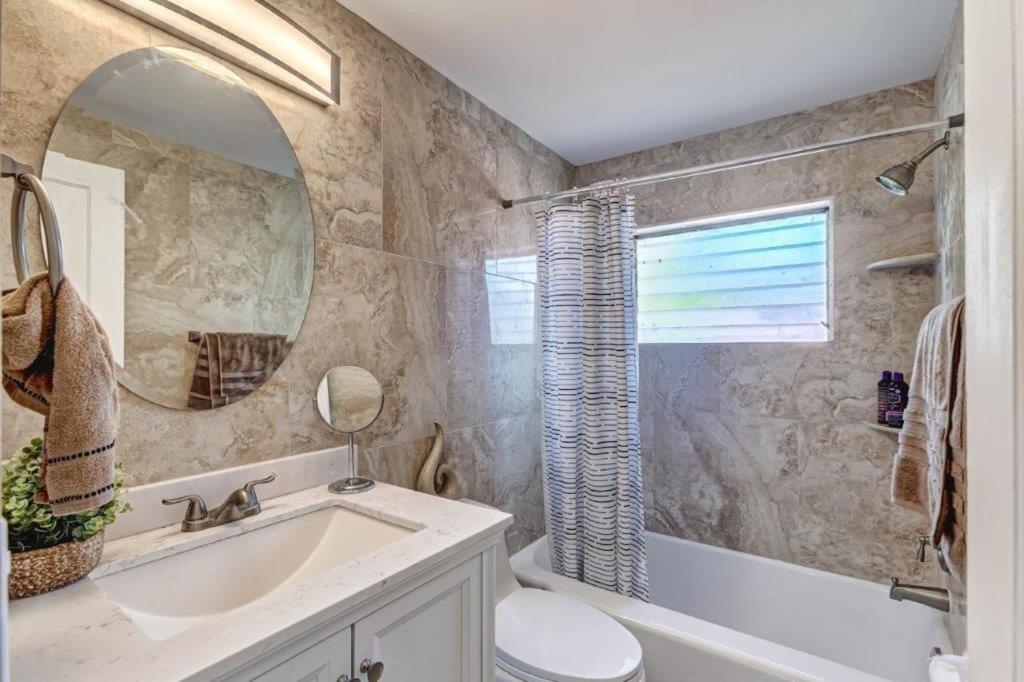 Beautifully Renovated 5 Bedroom With Holiday home West Palm Beach