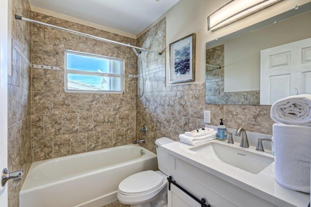 Beautifully Renovated 5 Bedroom With Holiday home