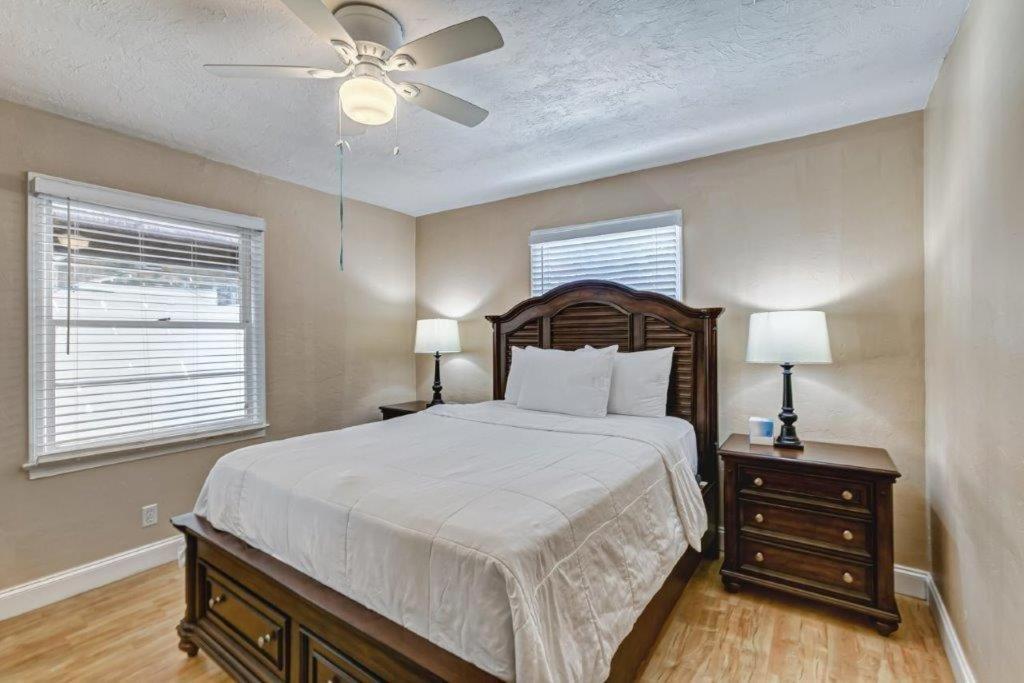 Beautifully Renovated 5 Bedroom With Holiday home West Palm Beach