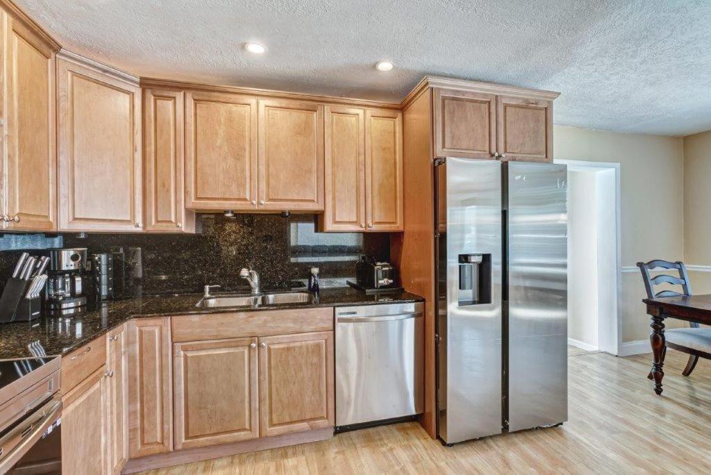 Beautifully Renovated 5 Bedroom With Holiday home