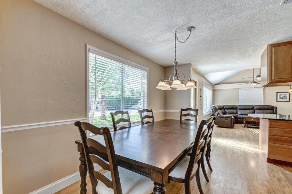 Beautifully Renovated 5 Bedroom With Holiday home