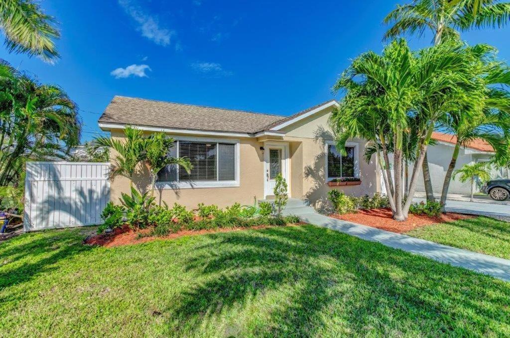 Beautifully Renovated 5 Bedroom With * West Palm Beach