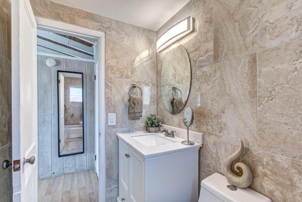 Beautifully Renovated 5 Bedroom With Holiday home West Palm Beach