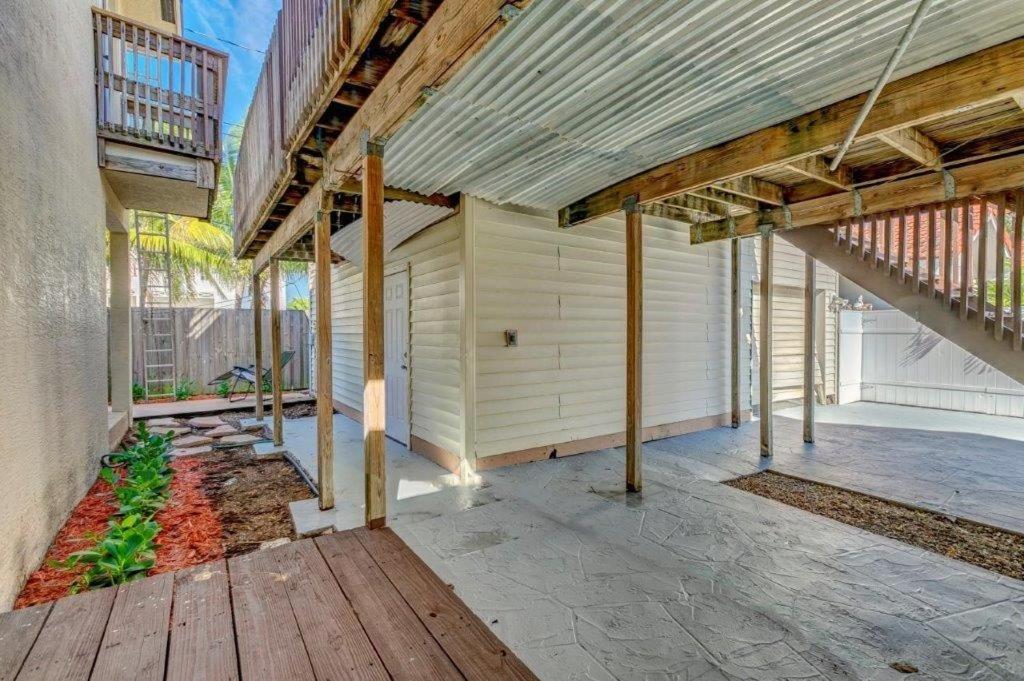 Beautifully Renovated 5 Bedroom With Holiday home West Palm Beach