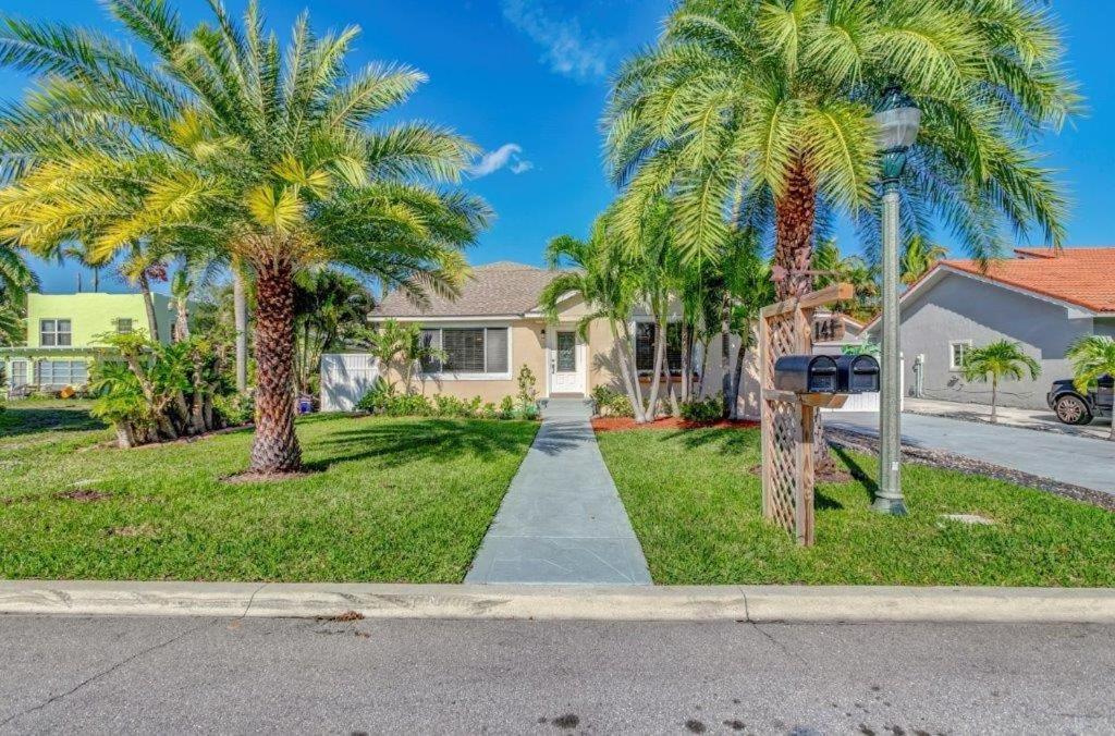 Beautifully Renovated 5 Bedroom With West Palm Beach