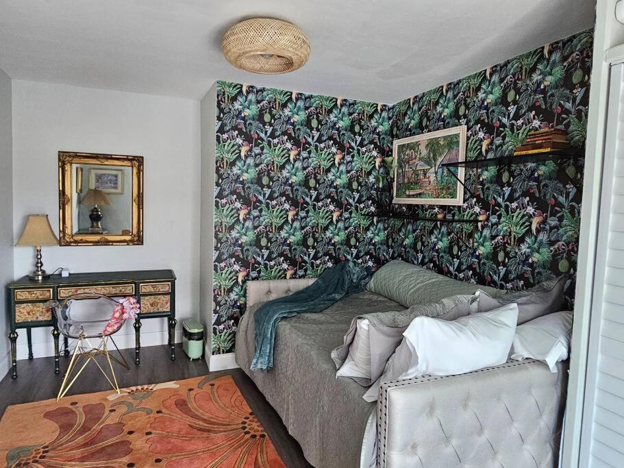 3 Bedroom Casa Azul In Historic Northwood Hills
