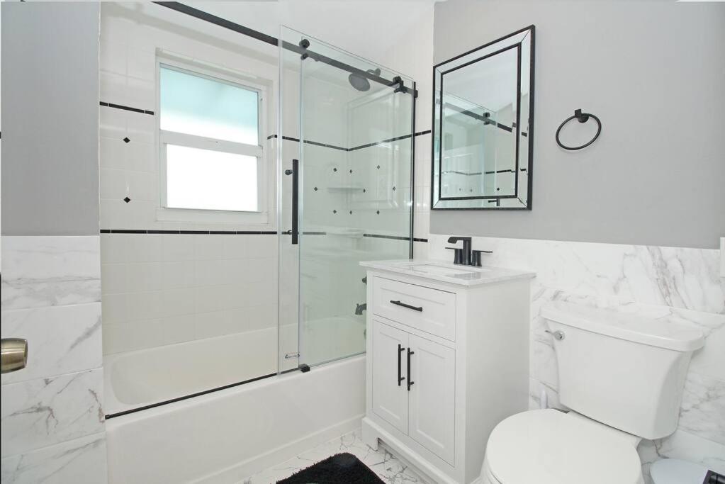 Holiday home Modern 3br, Pet-friendly, Wifi, Washer & Dryer *